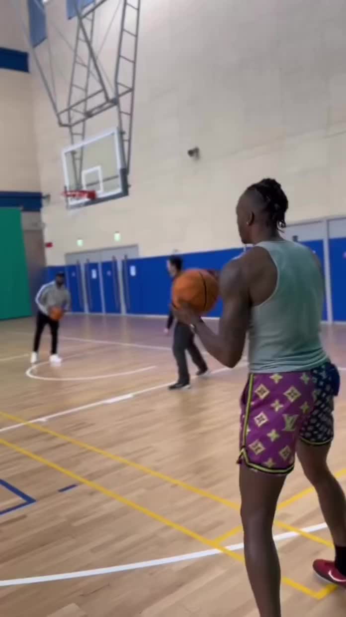 明天要復(fù)出！霍華德ins曬訓(xùn)練視頻：超人就要回歸賽場！（霍華德的ins賬號）